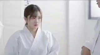 朴实无华的巨乳女大学生以超过童贞男友的性欲成为绝伦巨乳姐姐的“性长”记录。本乡爱