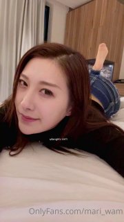 女生只穿一件大衣出门体验用皮带勒住母狗脖子操